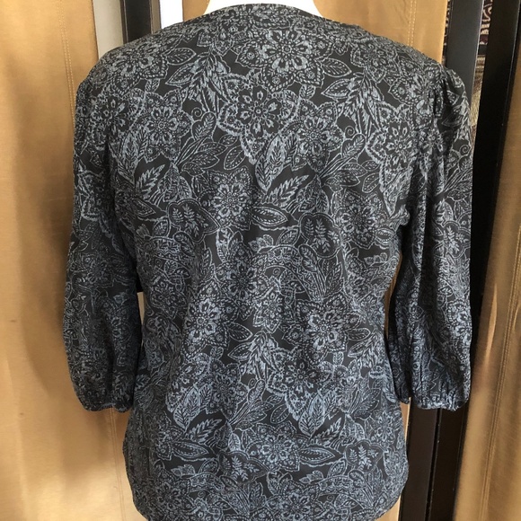 Croft&Barrow Gray Floral n Leaf on Black Pleated V-neck w White Blouse - Picture 4 of 7